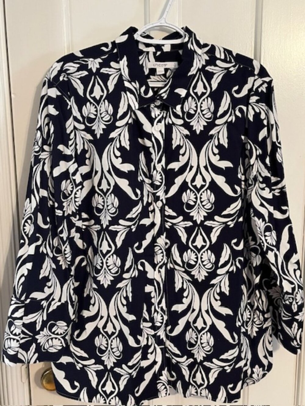 CHICO'S NAVY & WHITE BUTTON FRONT LS SHIRT, 20 (4); LIKE NEW!
